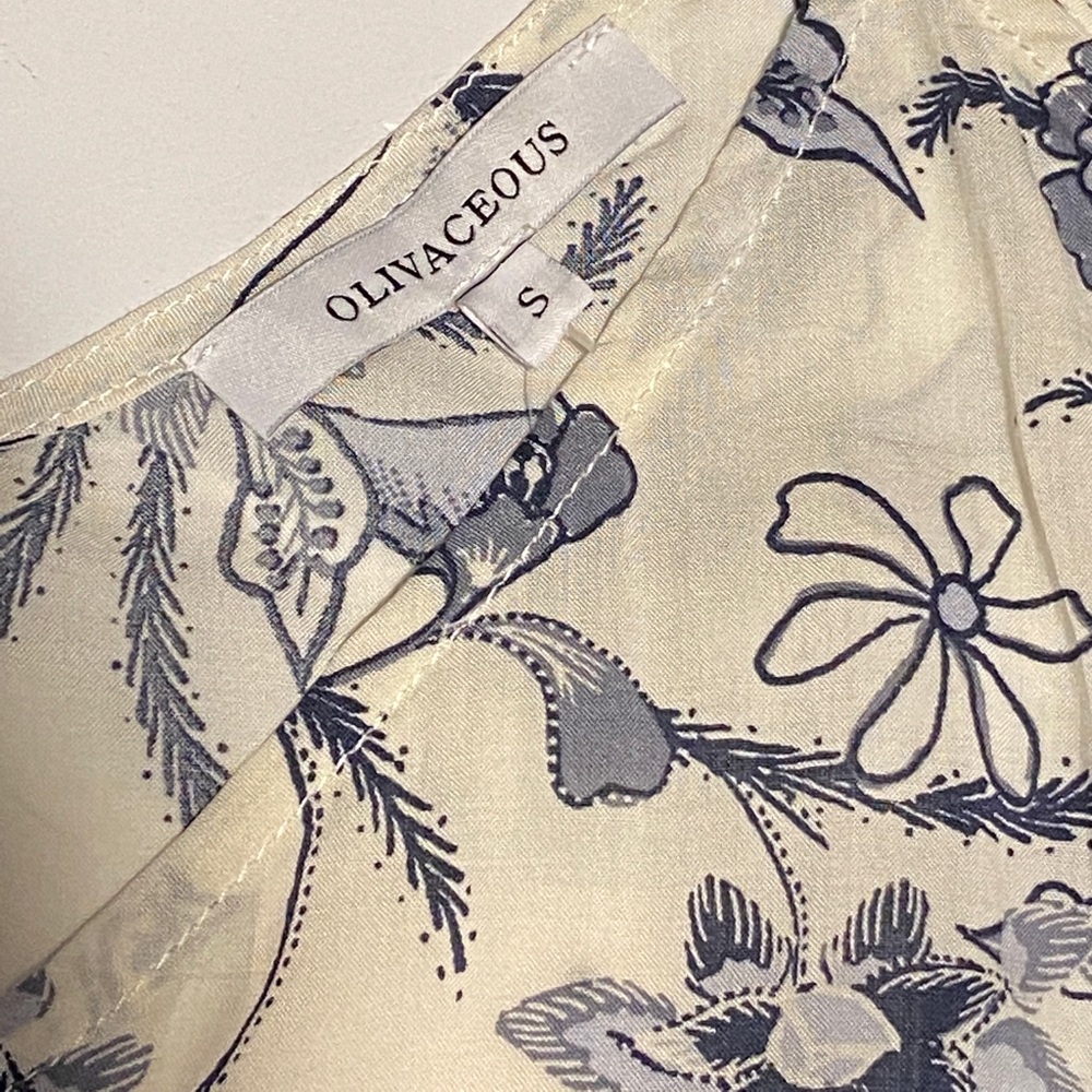 NWT Olviaceous white/blue floral tank top-small